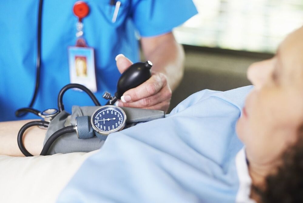 Ο γιατρός μετράει την πίεση του ασθενούς με υπέρταση